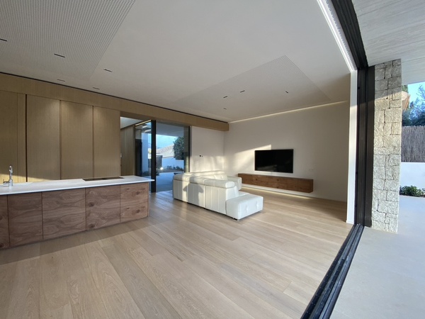 Tarima Origin 240N de roble europeo en interior de lujo