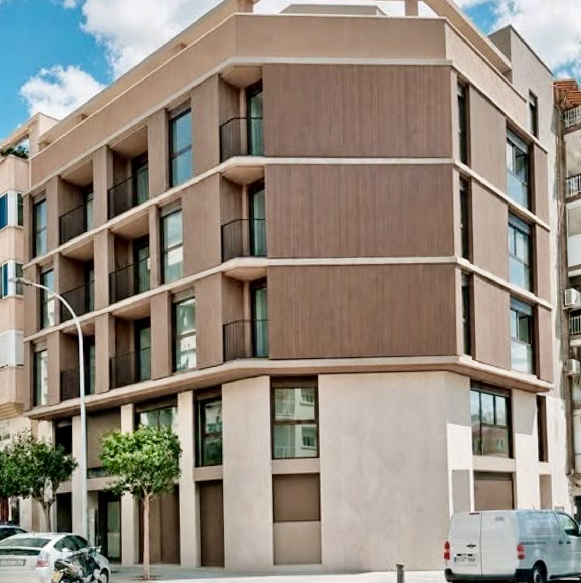 Revestimiento Lignea IPE en edificio en Alicante